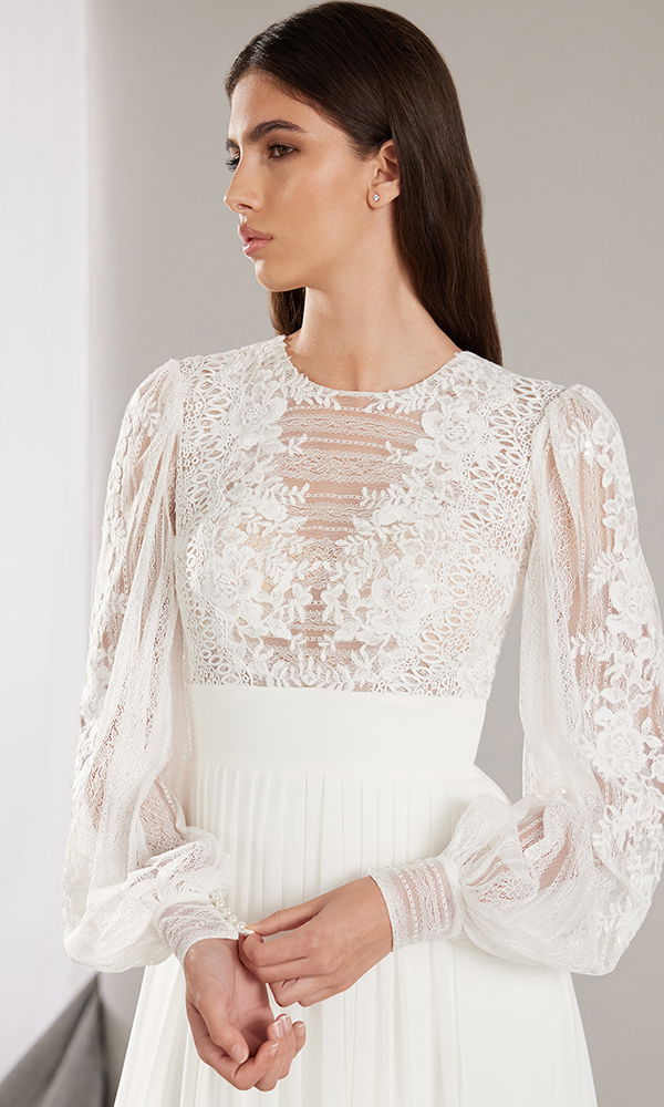 Zarte Spitze und elegante Stoffdetails bei einem klassischen Brautkleid im Nahaufnahme-Stil.