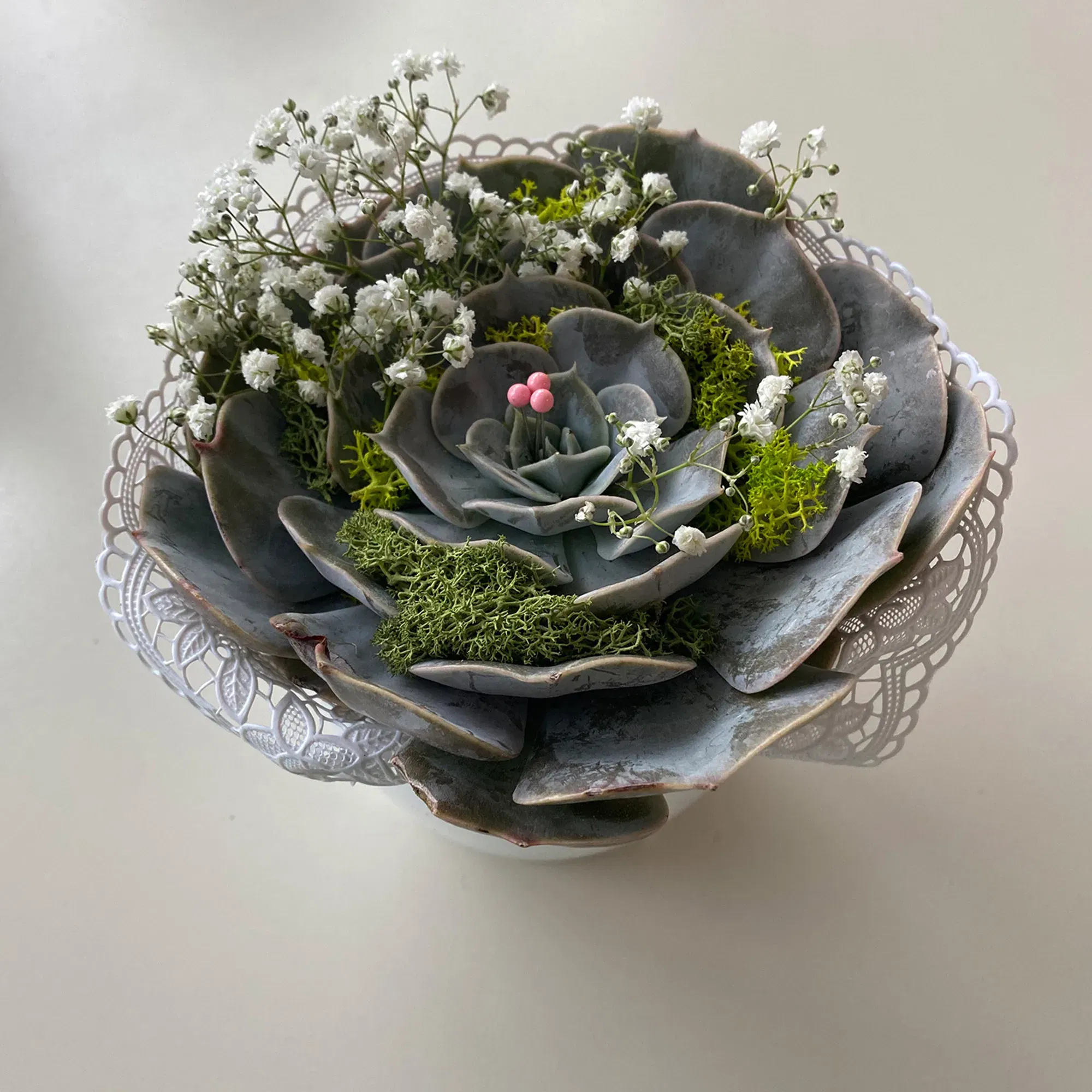 Sukkulente mit Schleierkraut und Moos