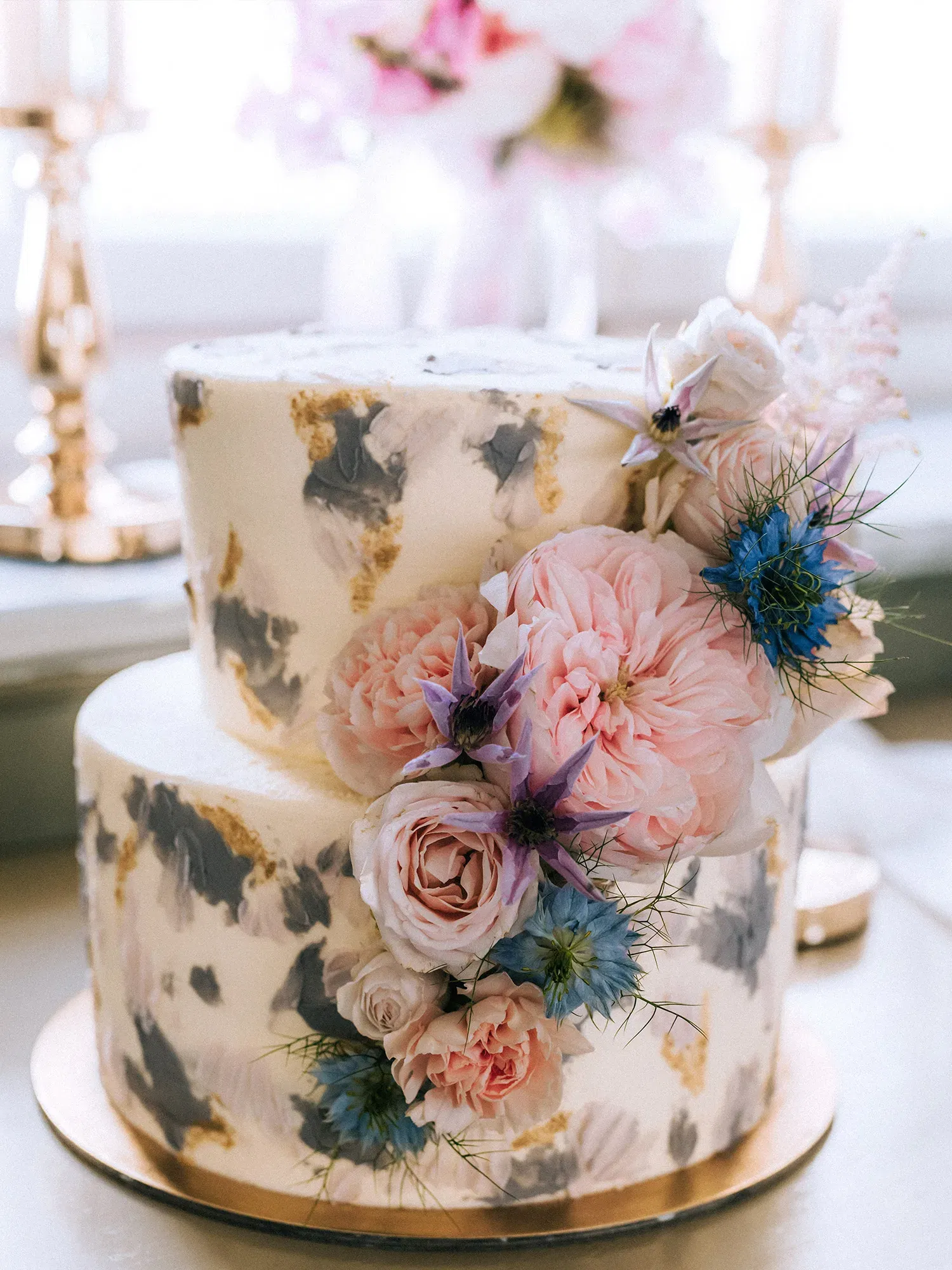 Hochzeitstorte mit echten Blumen