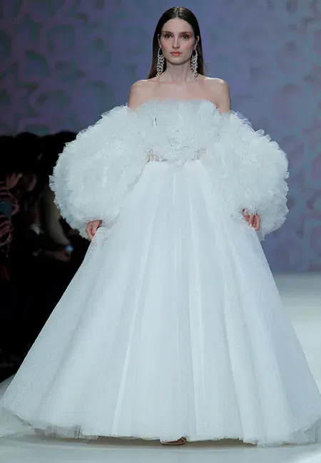 Brautkleid mit Tüll-Ärmeln von Carlo Pignatelli
