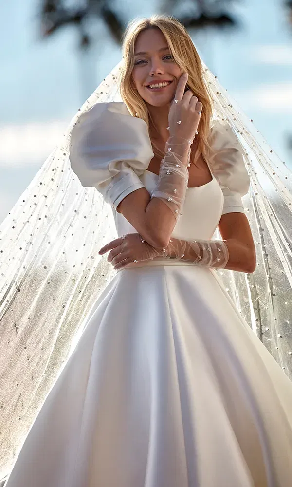 Brautkleid mit Cape und Spitzen-Handschuhen von St. Patrick