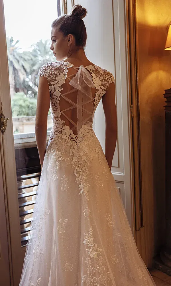 Brautkleid mit Statement-Schleife von Le Papillon