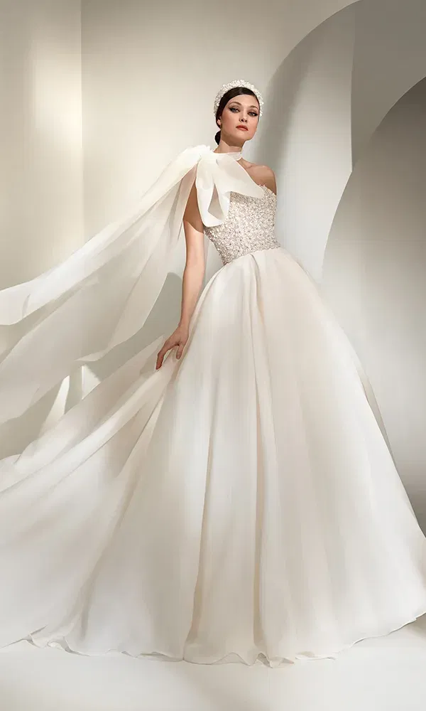 Brautkleid mit Statement-Schleife von Nicole Couture