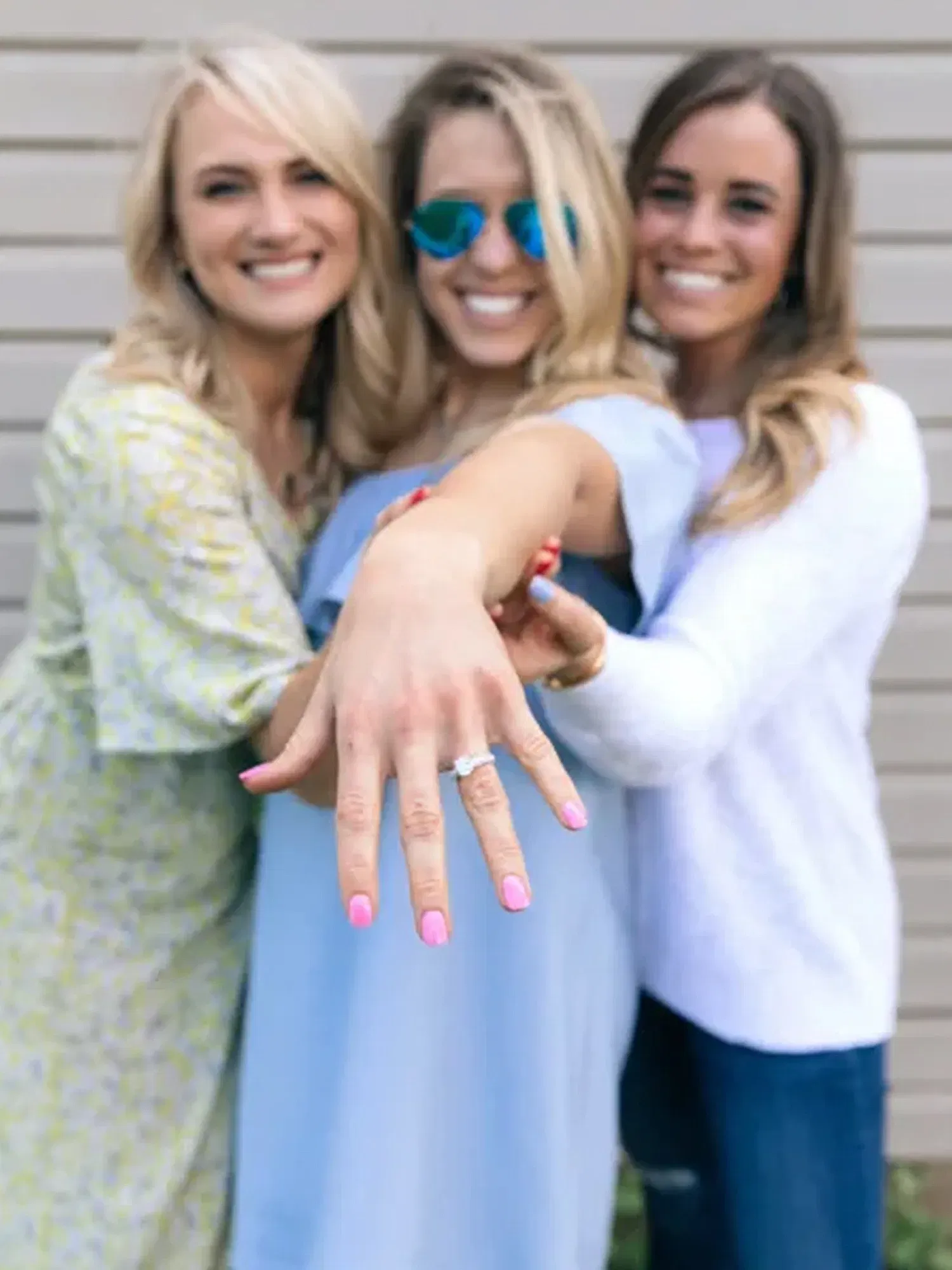 Verlobungsfeier: Die Verlobte zeigt ihren neuen Ring, während sie freudig mit ihren Freundinnen posiert.