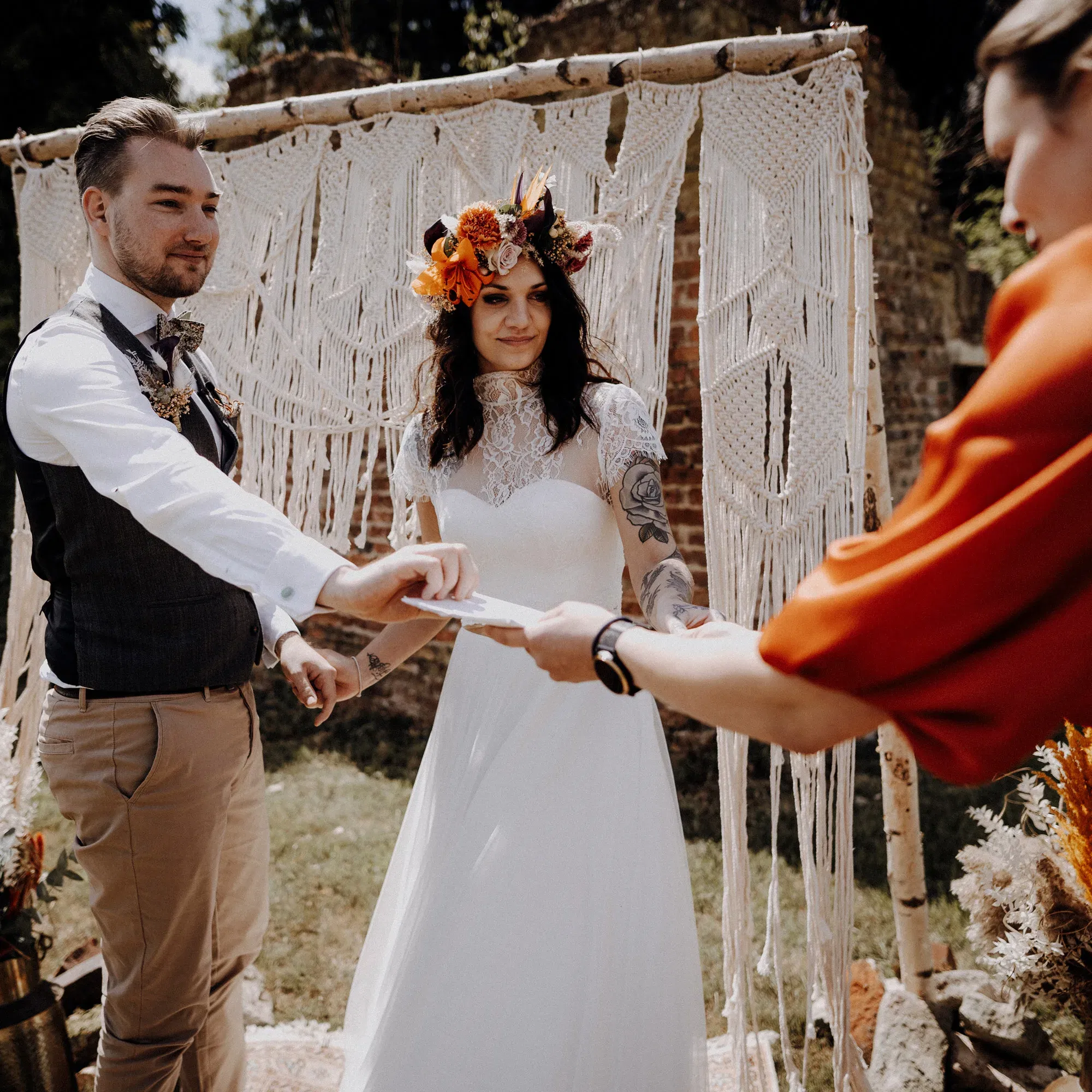 Brautpaar mit Trauredner