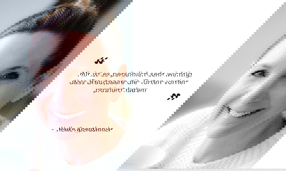 Heike Aperdannier schaut freundlich in die Kamera, während sie eine weiße Tasse hält. Auf der rechten Seite des Bildes befindet sich ein Zitat über die Bedeutung von Tortenverkostungen für Brautpaare.