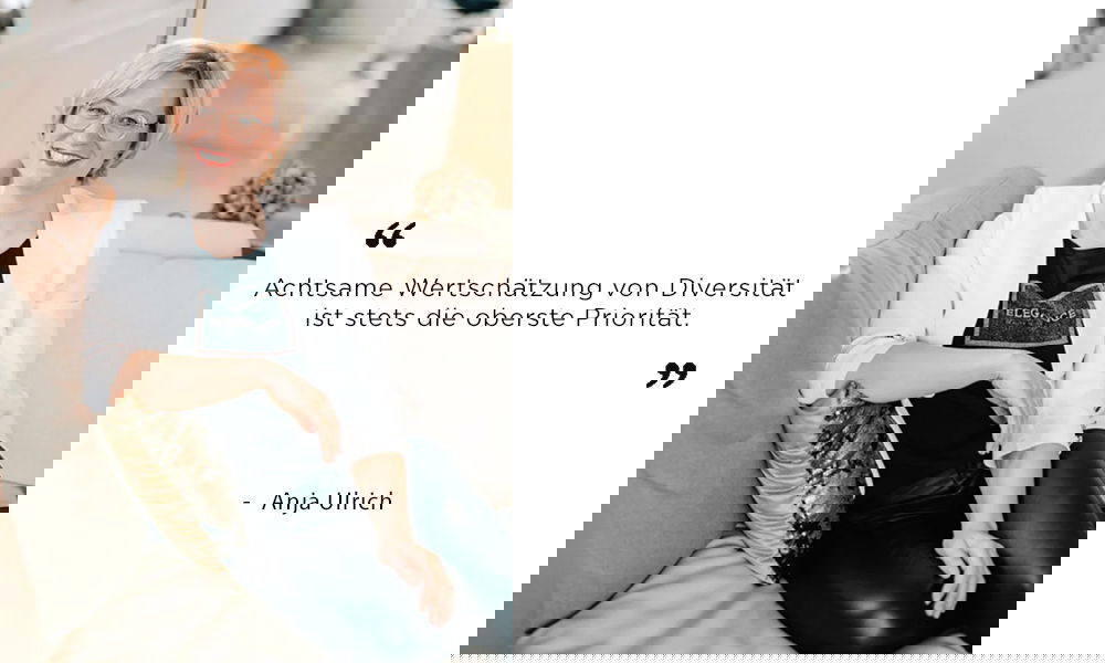 Porträt von Anja Ulrich mit blondem Bob, Brille und einem schwarzen Outfit mit weißem Blazer. In ihrem Zitat betont sie die Wichtigkeit achtsamer Diversitätswertschätzung.