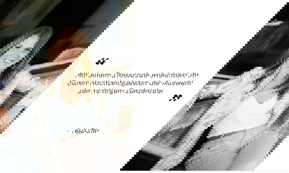 Porträt von Asja Ohr in schicker, heller Kleidung mit Blumenmuster. Im Bildzitat empfiehlt sie, einen Dresscode anzugeben, um Gästen die Kleiderwahl zu erleichtern.