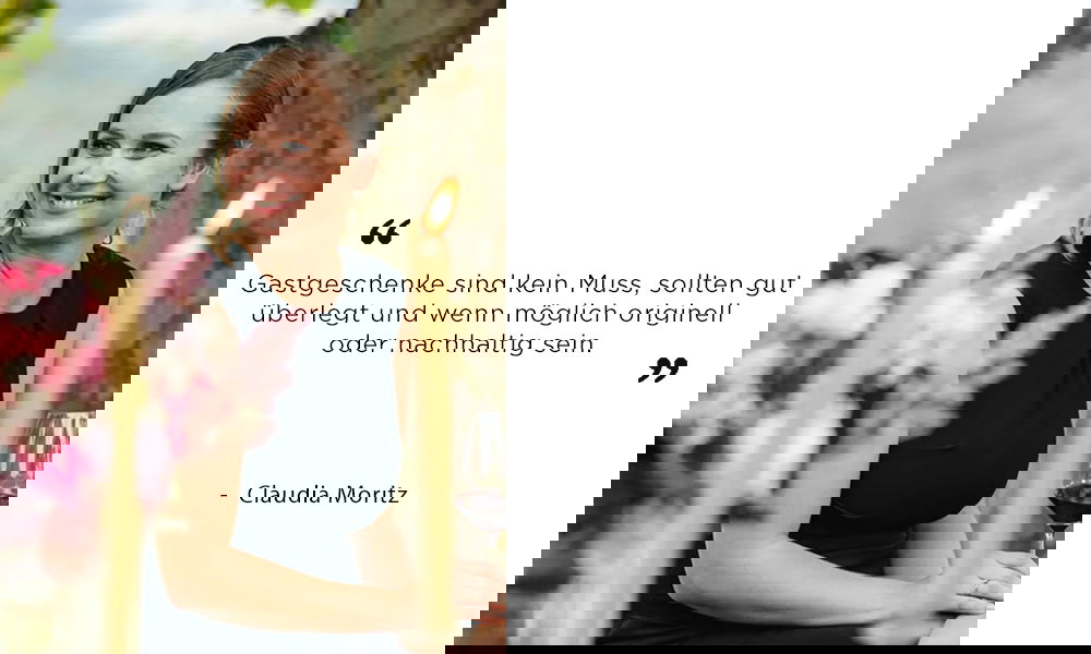 Porträt von Claudia Moritz im schwarzen Kleid bei Kerzenschein, mit Weinglas und Blumen auf dem Tisch. Ihr Zitat rät dazu, Gastgeschenke gut zu planen und auf Nachhaltigkeit zu achten.