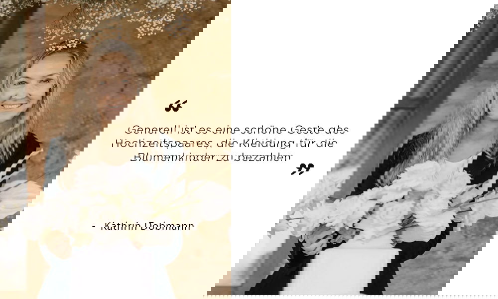Kathrin Dobmann lächelt in die Kamera, während sie vor einer Backsteinwand steht und weiße Blumenarrangements präsentiert. Neben ihr ein Zitat über die Empfehlung, dass Brautpaare die Kleidung der Blumenkinder übernehmen.