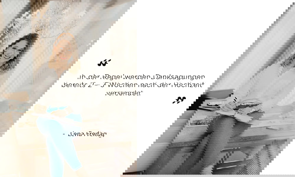 Porträt von Lena Freitag, die in Jeans und weißer Bluse auf einem Tisch sitzt, während sie schreibt. Im Zitat empfiehlt sie, Dankeskarten zeitnah nach der Hochzeit zu verschicken.