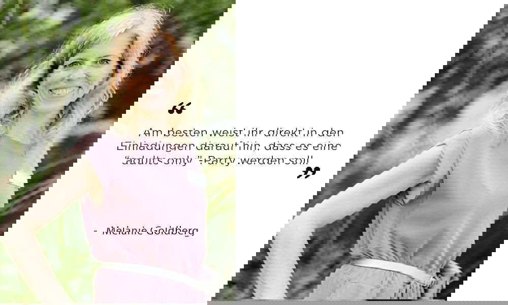 Porträt von Melanie Goldberg im Freien mit sommerlicher Kulisse. In ihrem Zitat empfiehlt sie, bereits in der Einladung deutlich zu machen, dass keine Kinder zur Feier eingeladen sind.