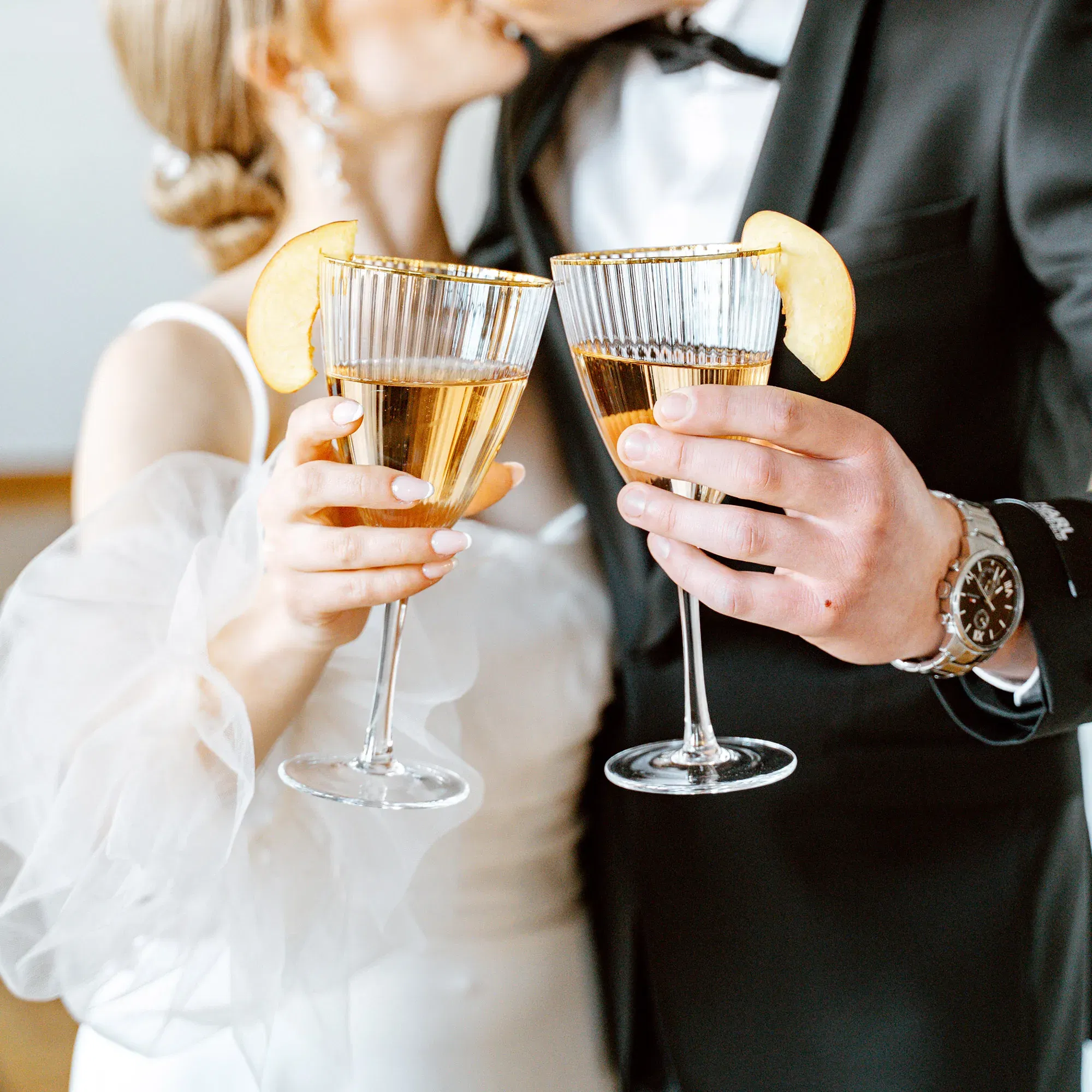 Hochzeitspaar beim anstoßen