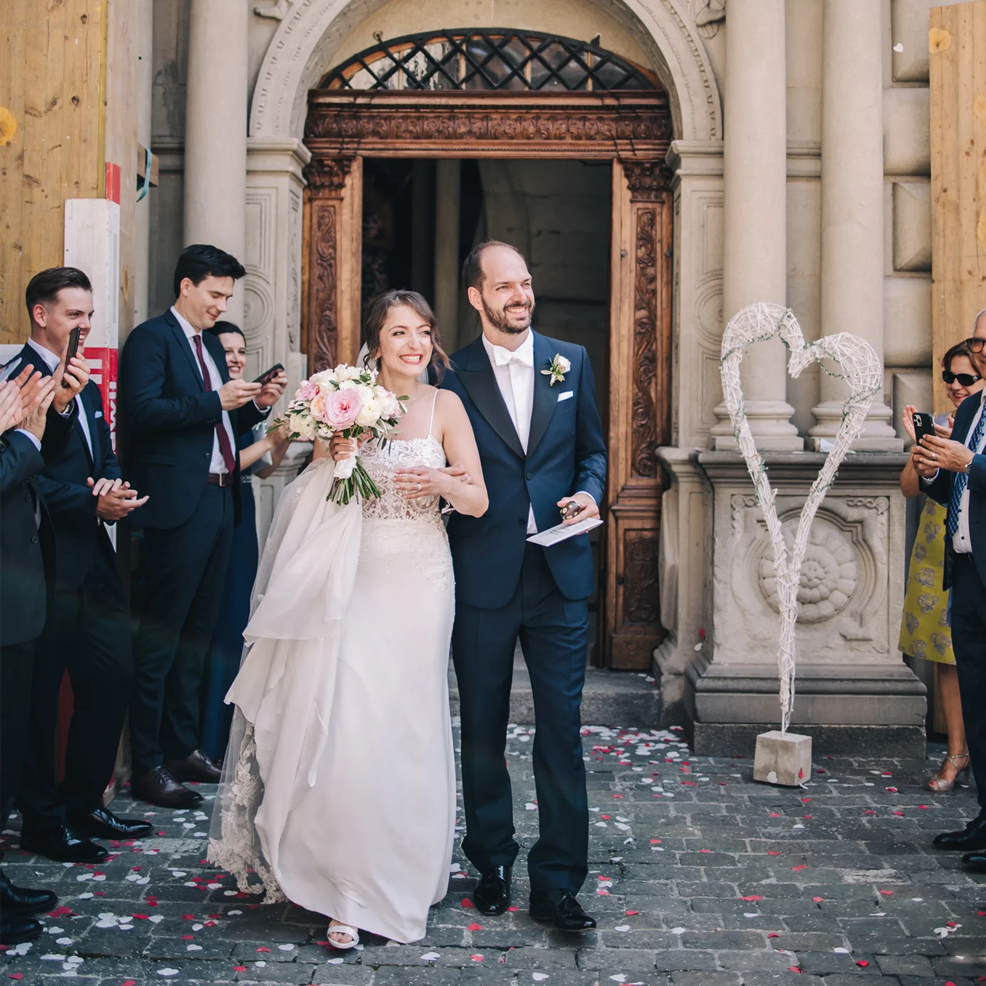 Hochzeitspaar beim Auszug