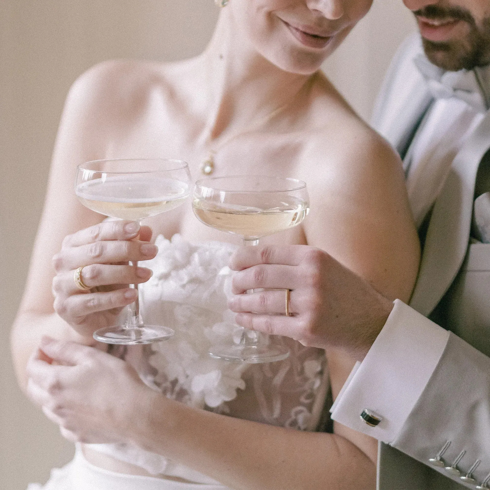 Hochzeitspaar beim Anstoßen