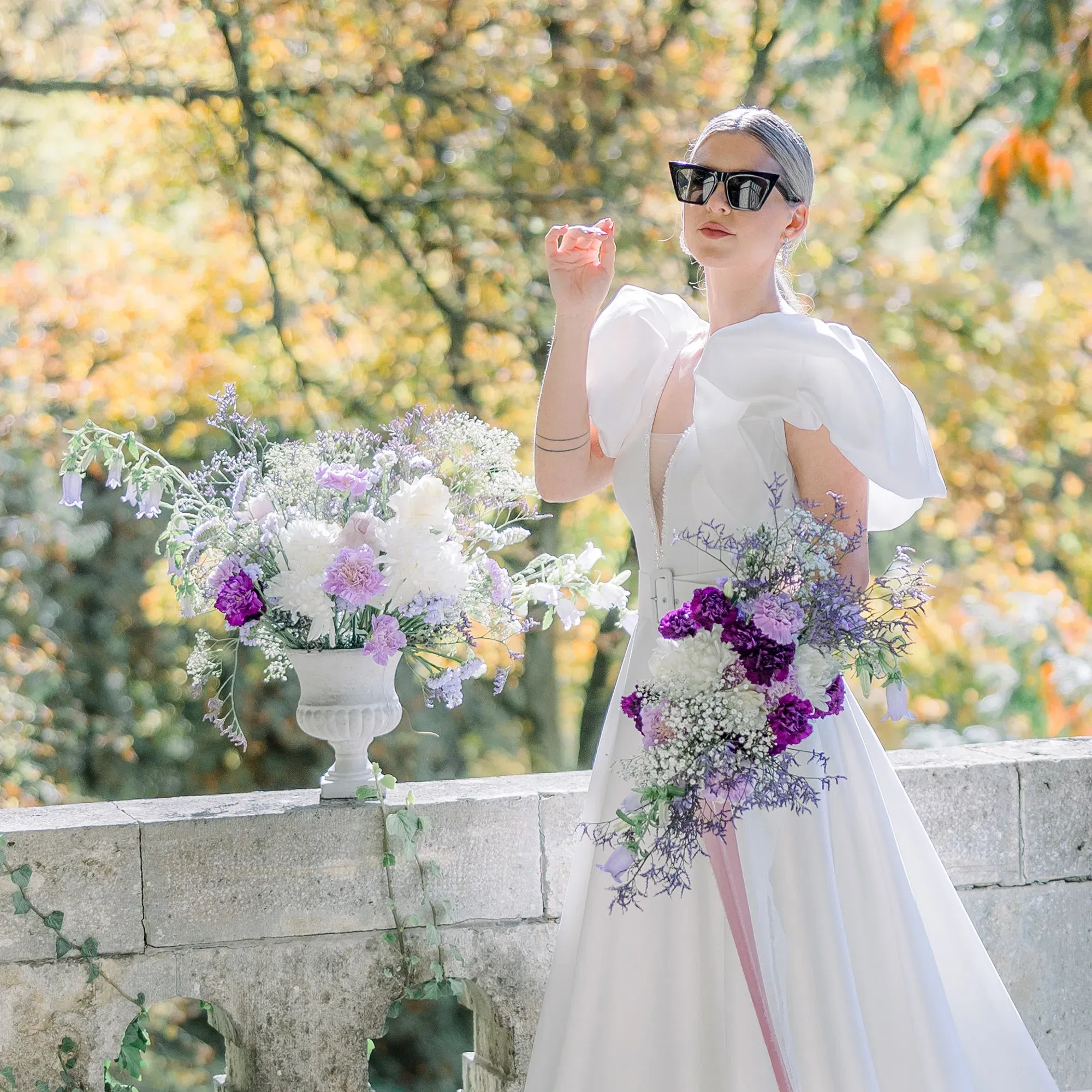 Braut mit lilafarbenen Blumenstrauß, im Brautkleid