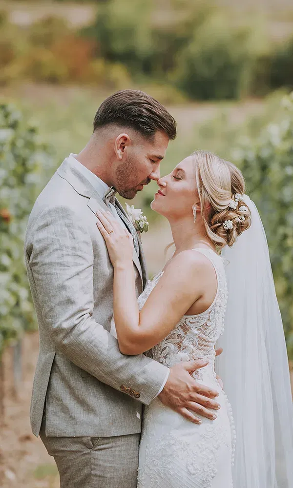 Hochzeitspaar draußen beim Fotoshooting