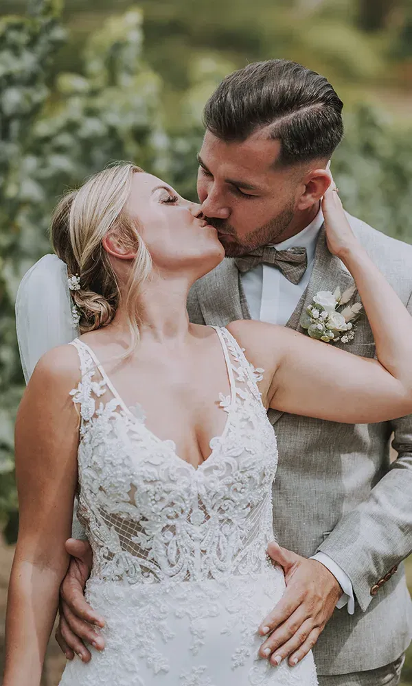 Hochzeitspaar draußen beim Fotoshooting