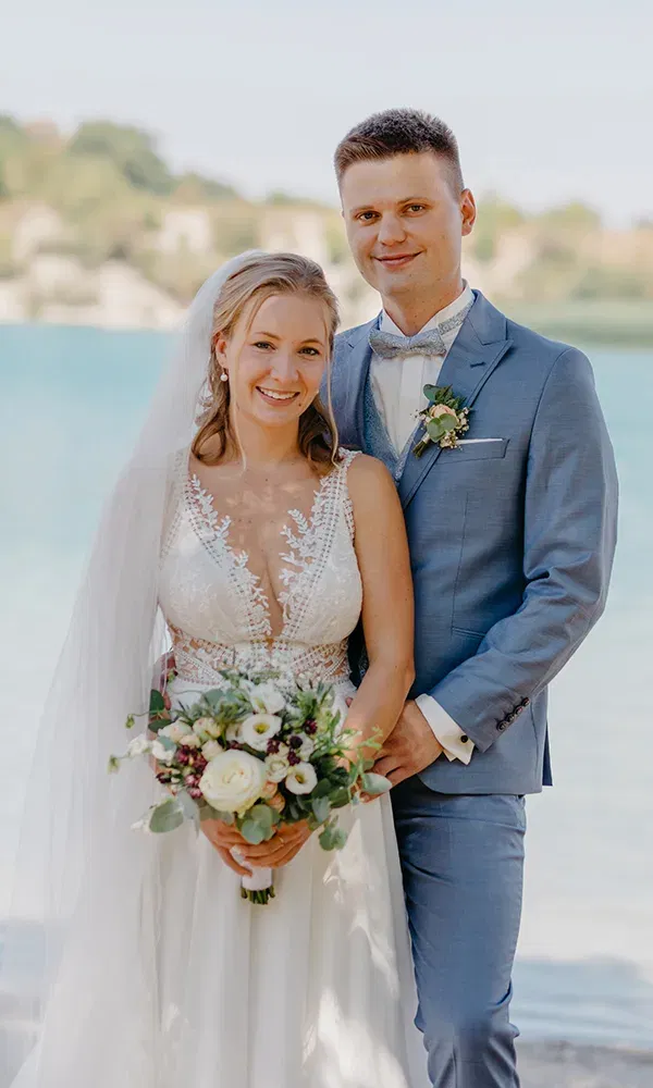 Hochzeitspaar vor einem See