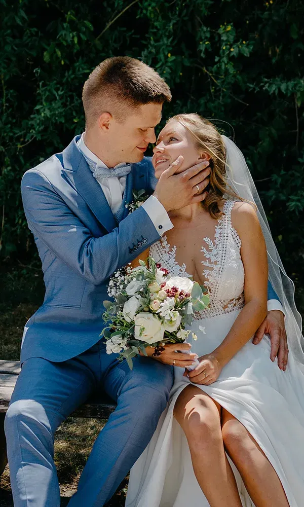 Hochzeitspaar vor einem See