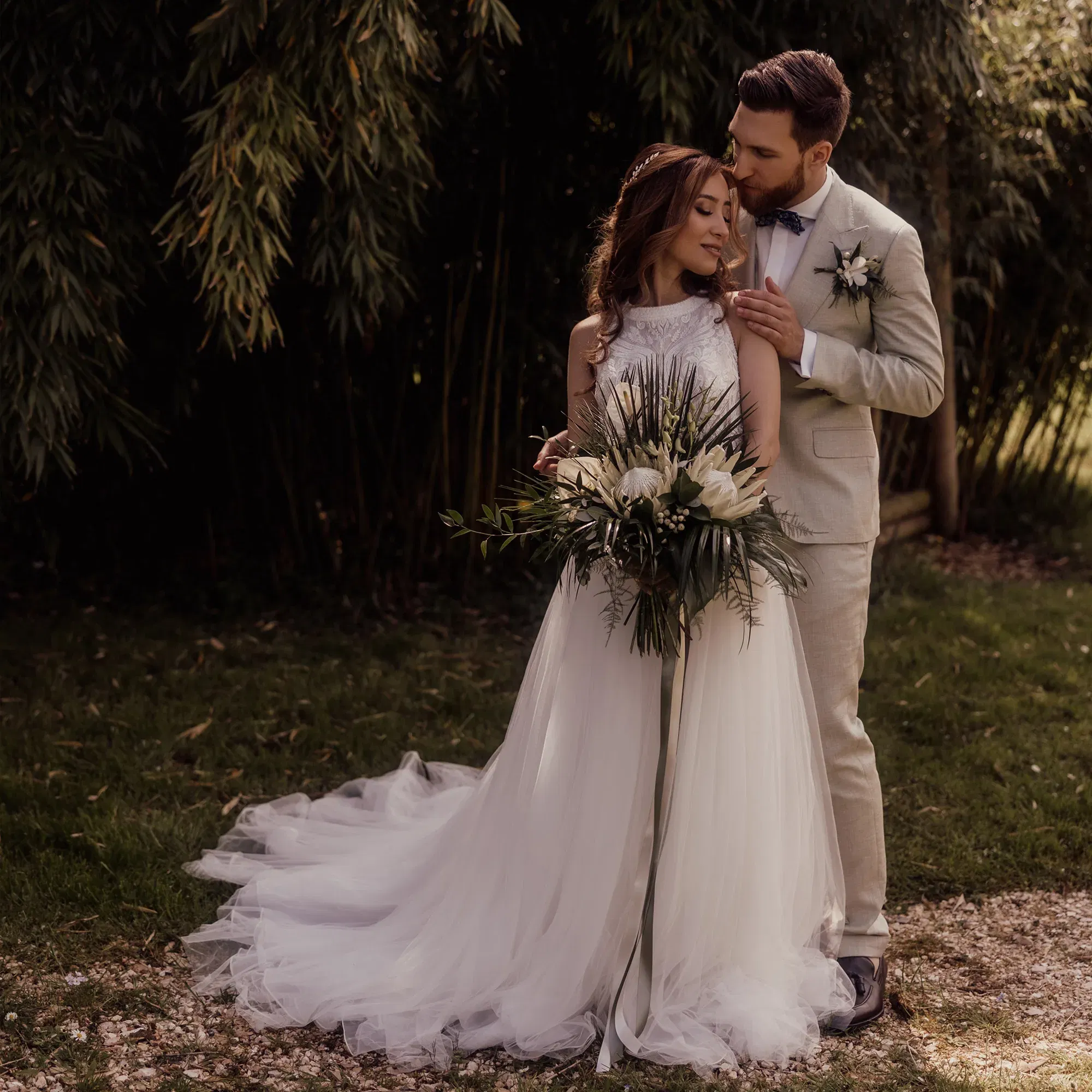 Hochzeitspaar beim Fotoshooting im Wald