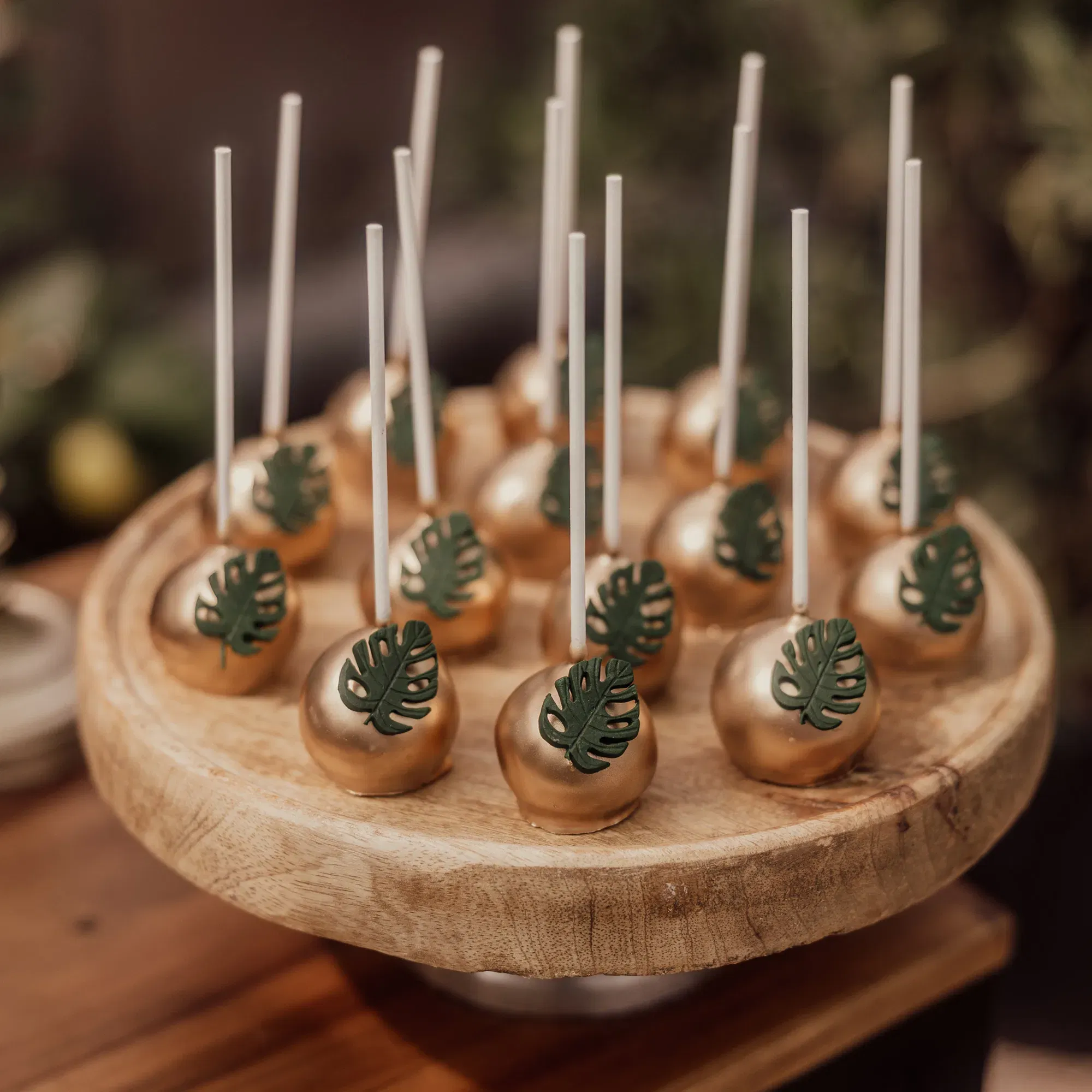 Goldene Cakepops mit Tropenblatt-Verzierung