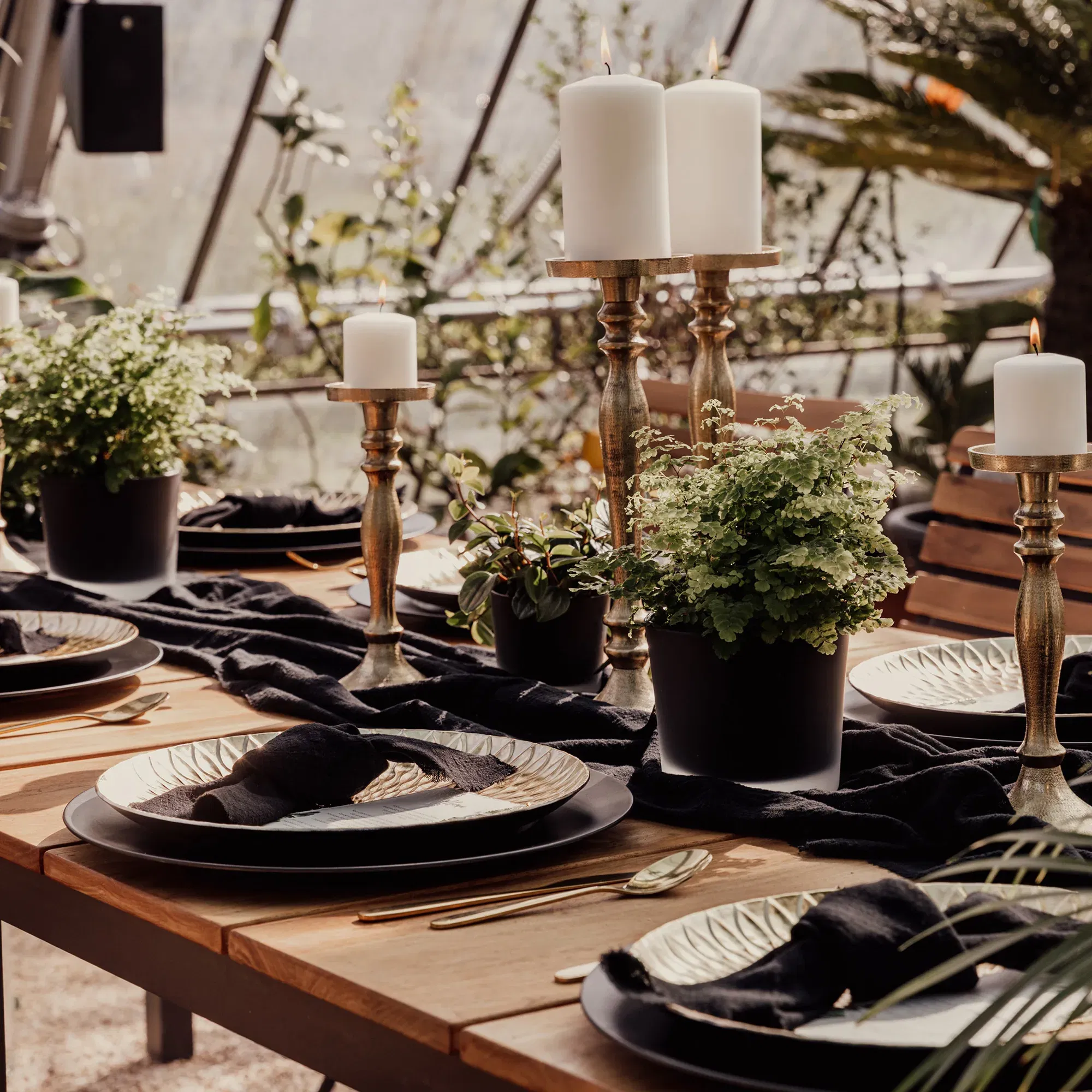 Table Setting für tropisches Hochzeitskonzept