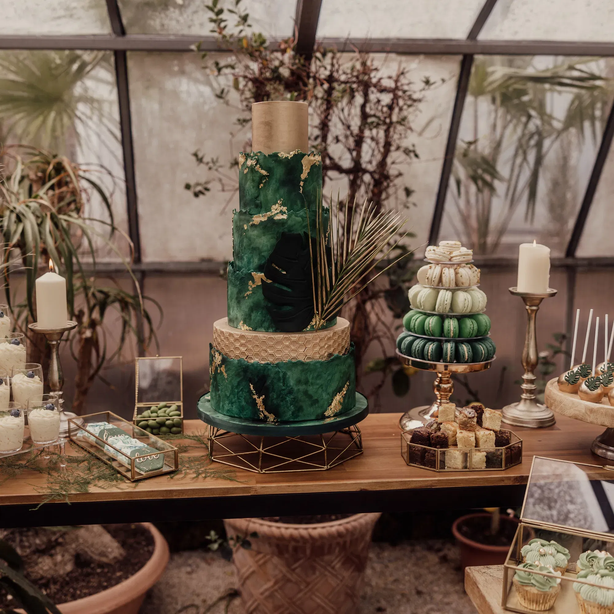 Grün-goldene Hochzeitstorte auf einem Sweet Table