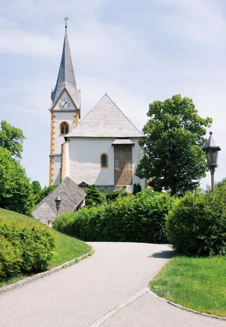 Kirche auf der Halbinsel Maria Wörth
