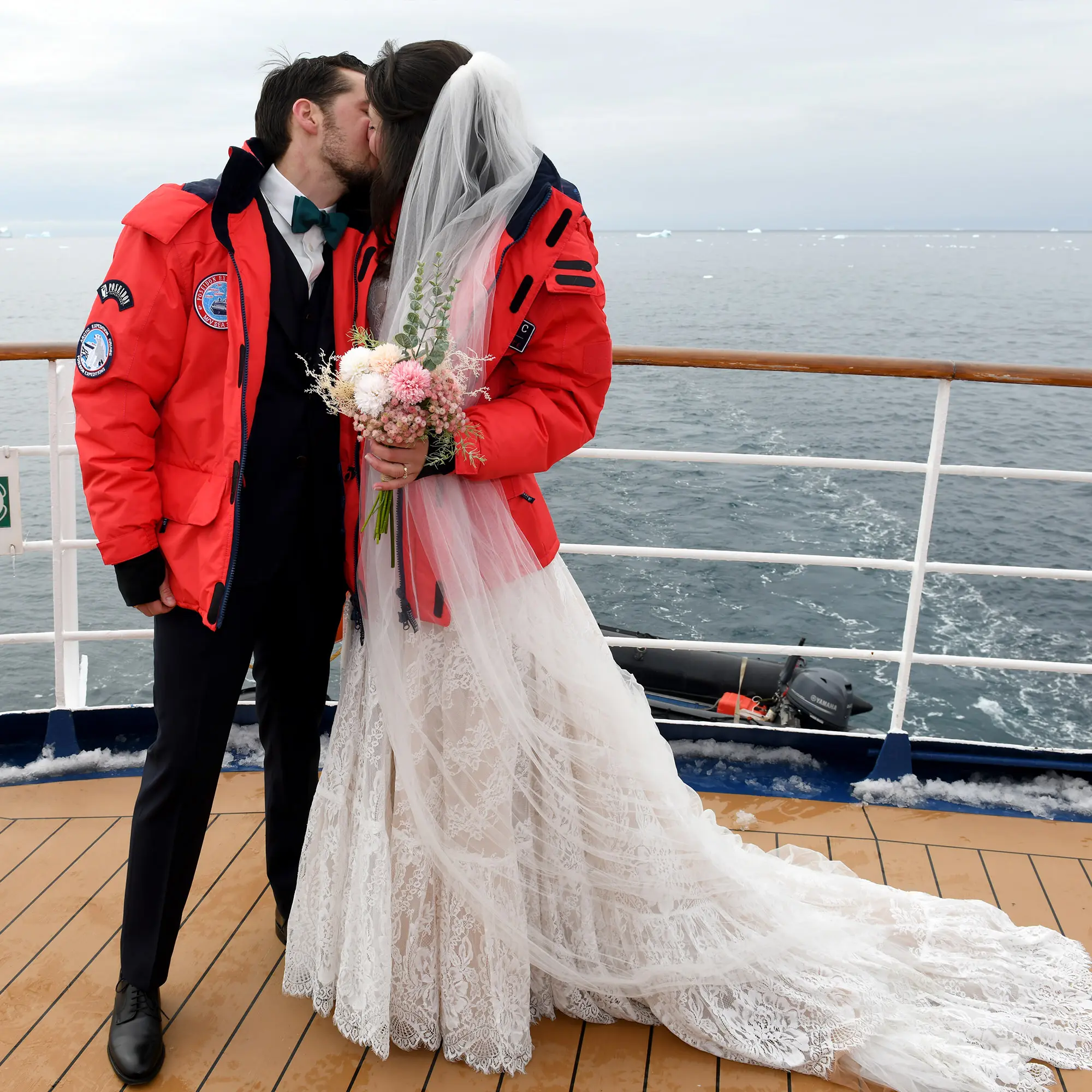 Eheleute auf Expeditionsschiff in der Arktis