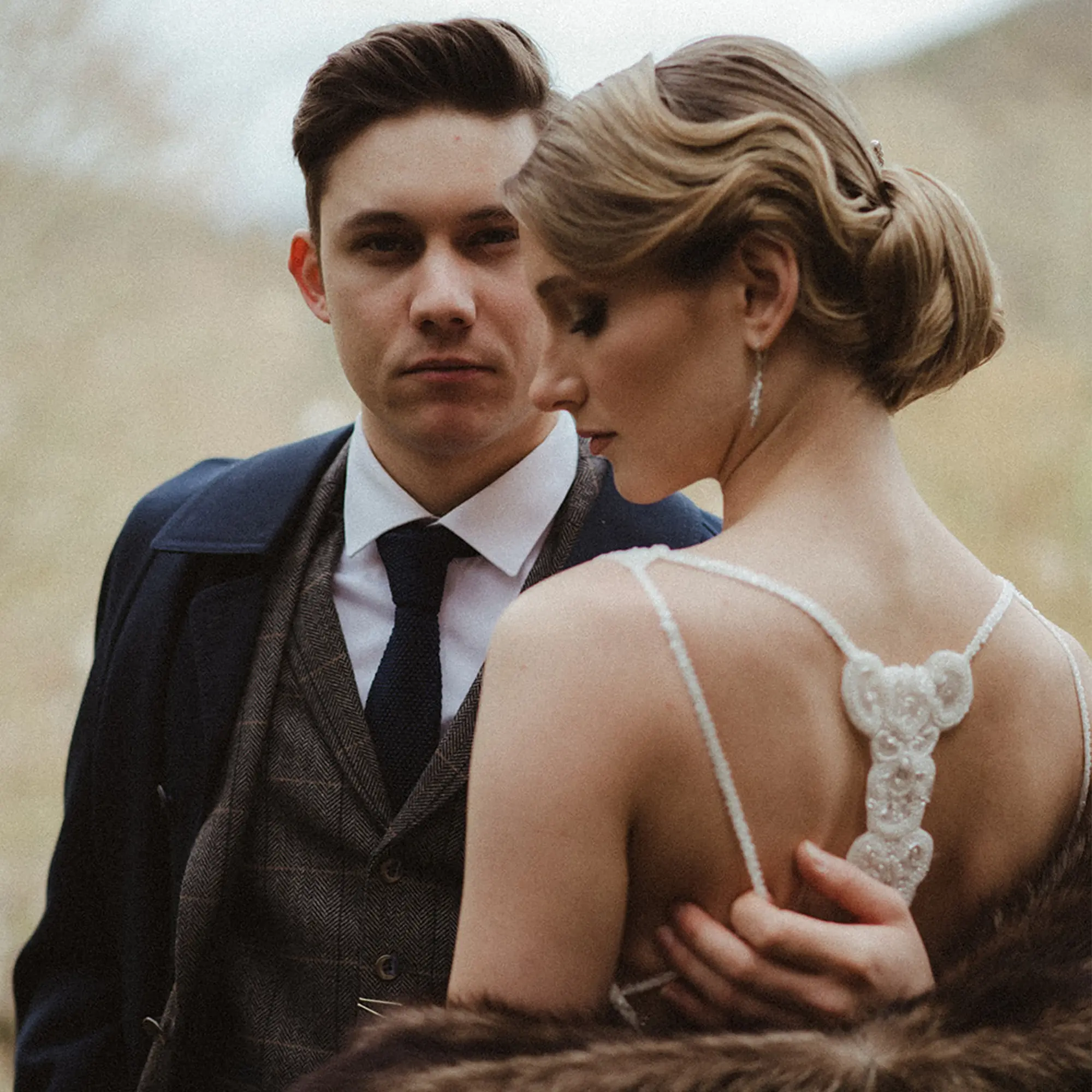 Ein Vintage-Brautpaar in nostalgischen Outfits.