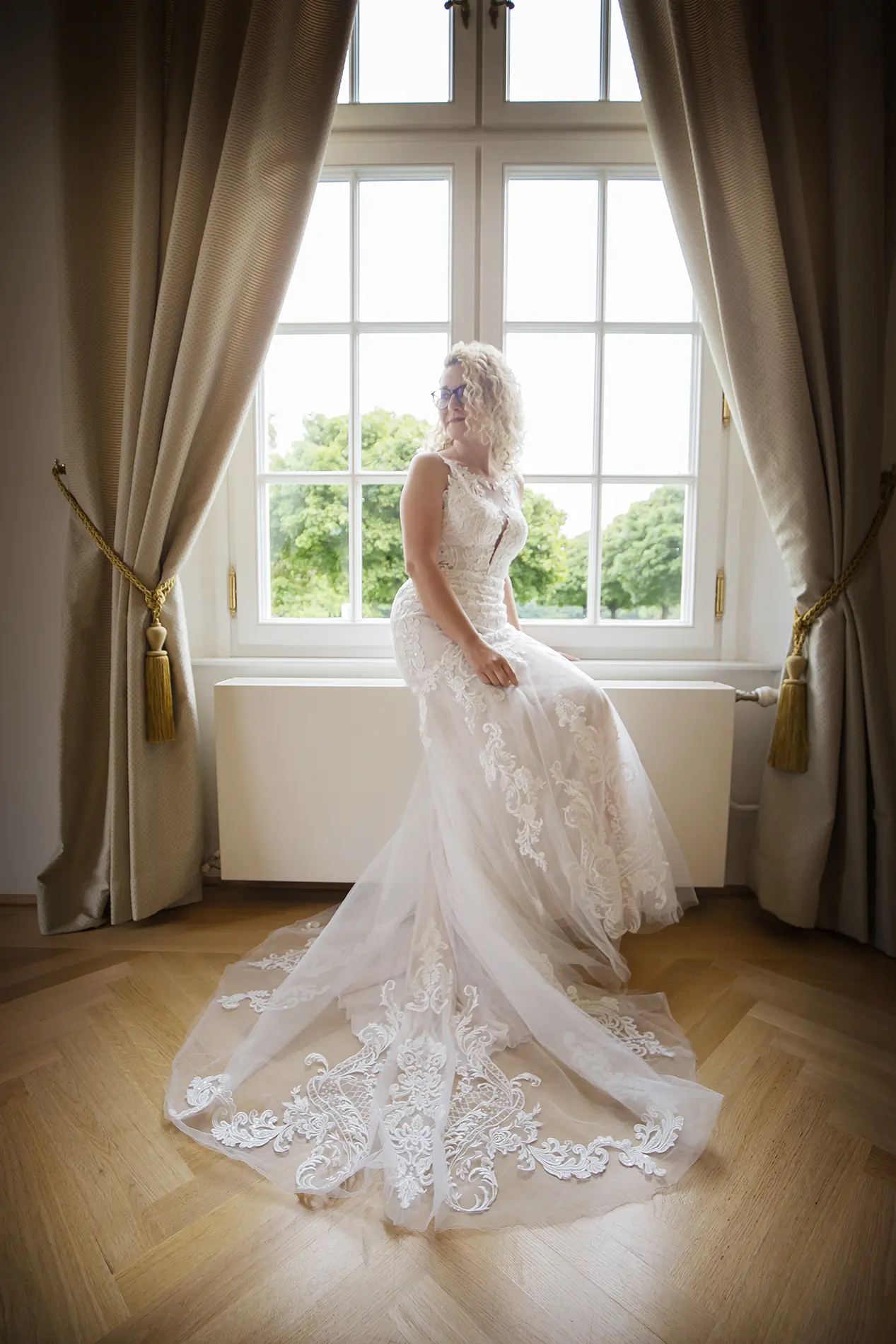 Brautkleid am Fenster