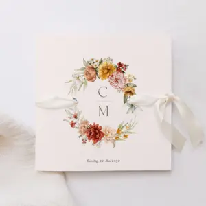 Eine Hochzeitseinladung mit einer zarten rosafarbenen Basis, verziert mit einem Blumenbouquet in den Farben Creme, Gelb und Rot mit den Initialen "C M". Ein cremefarbenes Band ziert die linke Seite, und das Datum Samstag, 22. Mai 2030, ist unten angegeben.