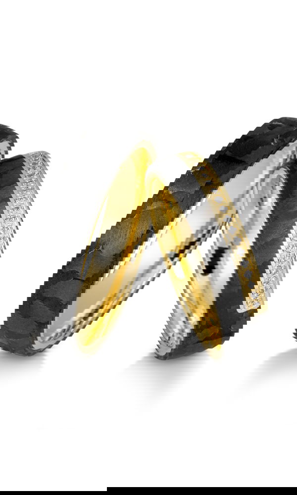 Edle Eheringe mit einer einzigartigen Verbindung von strukturiertem Carbon und glänzendem Gelbgold. Der Damenring besticht mit einem feinen Brillantbesatz, während der Herrenring mit einem modernen Kontrast überzeugt.