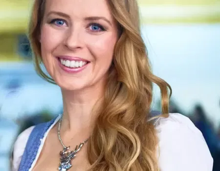 „Dirndl in Ivory sind heuer gefragt“ – Interview mit Cornelia Calandra, Inhaberin Trachten Wichtlstube