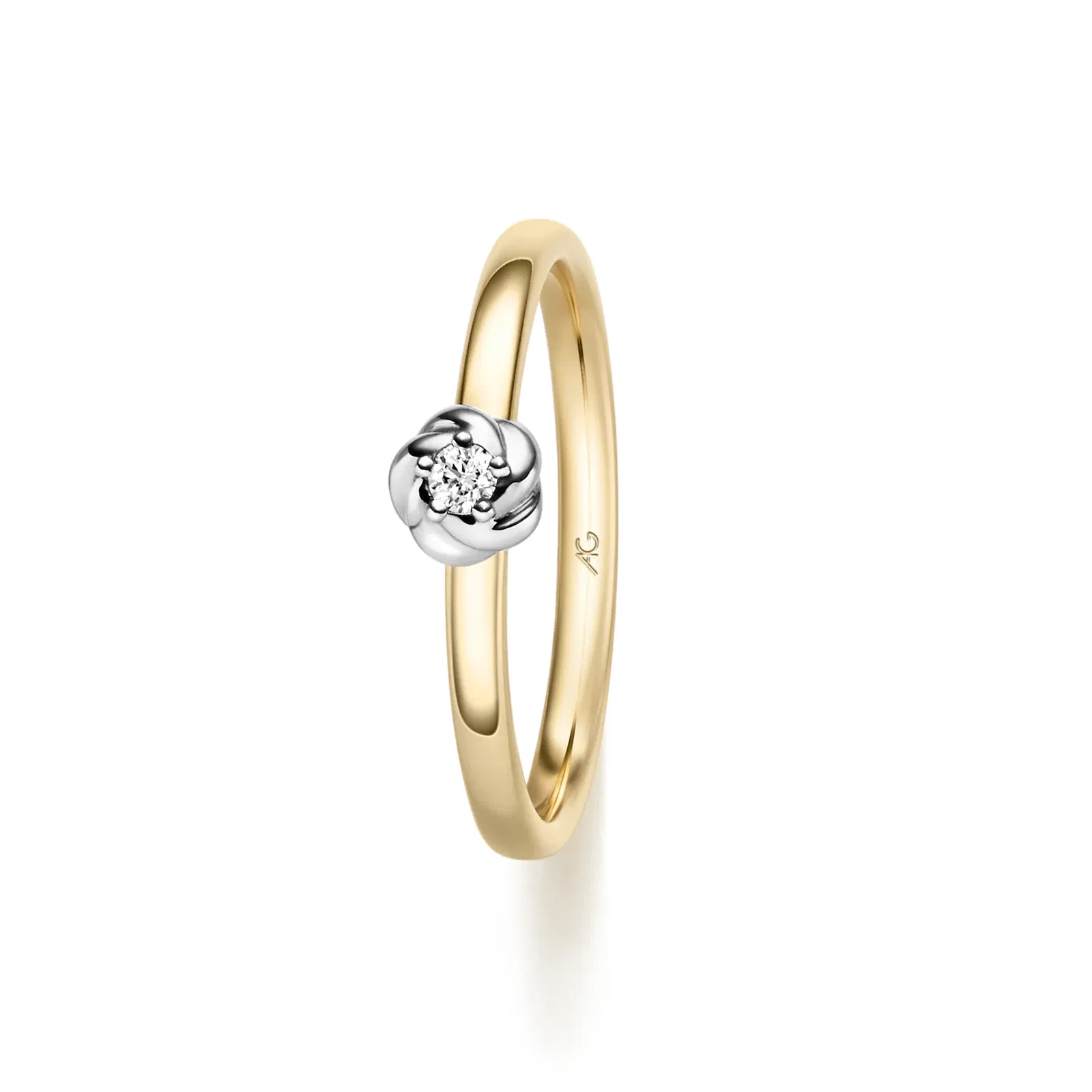 Zarter Goldring mit großem Diamant.