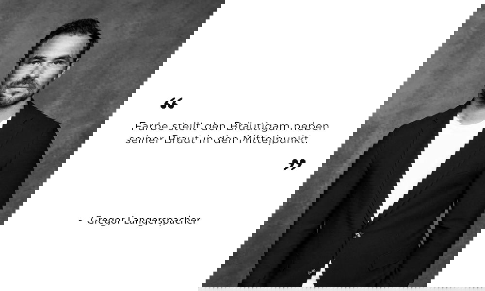 Ein stilvolles Porträtfoto in Schwarz-Weiß zeigt Gregor Langerspacher mit einem dunklen Blazer und weißem Shirt vor einer strukturierten Hintergrundfläche. Daneben steht ein stilisiertes Zitat über Farben und ihre Wirkung auf den Bräutigam, das seinen Namen trägt.