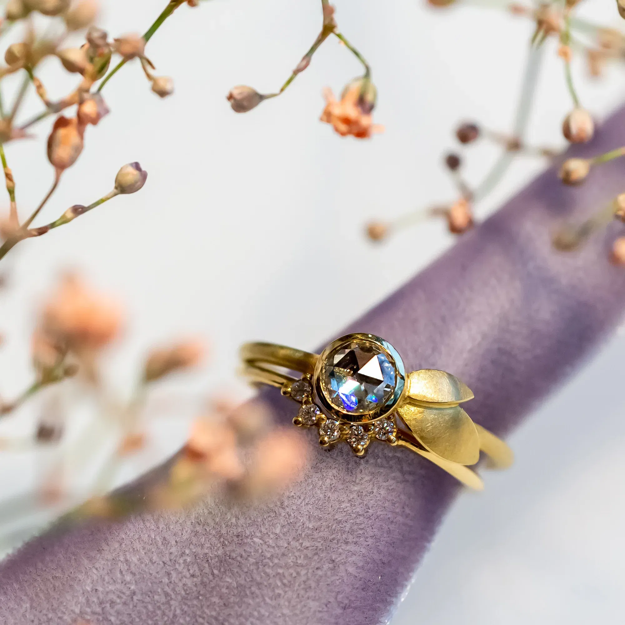 Ein üppiger Ring verziert mit kleinen Steinen und einem großen Soiltärstein.