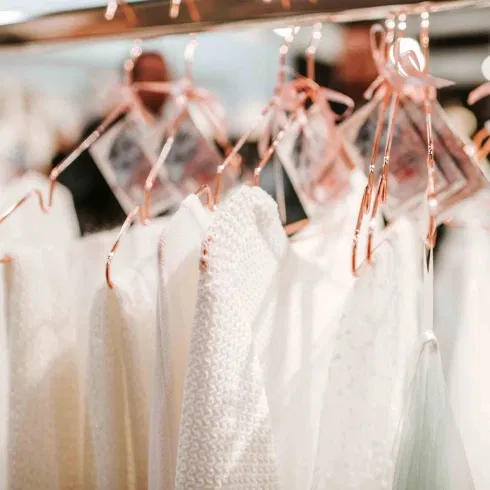 xt Du: bitte alt text ChatGPT: Ein liebevolles Hochzeits-Porträt eines Brautpaares: Die Braut blickt direkt in die Kamera, trägt ein schlichtes weißes Brautkleid und einen farbenfrohen Blumenanstecker, während sich der Bräutigam nah an sie lehnt und zärtlich seinen Kopf an ihren anlegt. Du: ChatGPT: Gestapelte Coupette-Gläser mit leuchtend orangefarbenem Aperitif und frischen Orangenscheiben als Garnitur, arrangiert als stilvoller Drink-Tower vor grünem, sommerlichem Hintergrund. Du: ChatGPT: Ein fröhliches Brautpaar schenkt gemeinsam Sekt in einen pyramidenförmig aufgebauten Aperitif-Tower mit orangefarbenen Drinks und frischen Zitrusscheiben, vor einer sonnigen Outdoor-Hochzeitskulisse. Du: ChatGPT: Detailaufnahme eines farbenfrohen Brautstraußes in Orange-, Korall- und Rosétönen, arrangiert neben handgerissenen Menükarten mit goldgelbem Rand und eleganter Typografie auf hellem Untergrund. Du: ChatGPT: Detailaufnahme einer sommerlich gedeckten Hochzeitstafel mit Coupette-Glas, Kristallbecher, goldfarbenem Besteck und handgerissener Menükarte auf dem Teller, ergänzt durch Orangen, florale Akzente und warmes Sonnenlicht. Du: ChatGPT: Nahaufnahme eines farbenfrohen Brautstraußes in Pink-, Korall- und Orangetönen, gehalten von der Braut, mit sichtbarem Trauring und zarten Blumenstrukturen vor hellem Hintergrund. Du: ChatGPT: Lange, festlich gedeckte Hochzeitstafel mit orangefarbenen Kerzen, leuchtenden Sommerblumen, frischen Zitrusfrüchten und elegantem Glas- sowie Goldbesteck in sonniger Outdoor-Atmosphäre. Du: ChatGPT: Fröhliche Braut mit ihren Brautjungfern in korall- und rosafarbenen Kleidern, die lachend um sie stehen und weiße Papier-Sonnenschirme halten, vor blauem Himmel und rustikaler Hochzeitskulisse. Du: ChatGPT: Brautjungfern in korallfarbenen Kleidern halten weiße Papier-Sonnenschirme in die Höhe und rahmen gemeinsam farbenfrohe Blumensträuße ein, aufgenommen aus der Froschperspektive vor strahlend blauem Himmel. Du: ChatGPT: Ausgelassene Braut mit ihren Brautjungfern in rosé- und korallfarbenen Kleidern sitzt an einer festlich gedeckten Hochzeitstafel, stößt mit Gläsern an und lacht zwischen zarten Blumenarrangements und Kerzen vor hellem Hintergrund. Du: ChatGPT: Die Braut steht lachend in der Mitte ihrer Brautjungfern, die in korall- und rosafarbenen Kleidern weiße Papier-Sonnenschirme halten und farbenfrohe Blumensträuße tragen, vor einer sonnigen, rustikalen Hochzeitskulisse. Du: ChatGPT: Brautjungfer im korallfarbenen Kleid hält einen Blumenstrauß und lächelt, während sie spielerisch an einem nostalgischen Wandtelefon lauscht, in einem hellen, modern dekorierten Hochzeitsambiente. Du: bitte schreibe mir für folgenden text einen meta tile, eine meta description, eine fokus keyphrase und schlagworte, die mit einem komma voneinander getrennt werden: (title) Gemeinsam stark (Subehead) Nutze die Supertalente deiner Bridemaids (intro) Gemeinsam seid ihr stark: Denke bei diesem Motto an all die wunderbaren Eigenschaften und Leidenschaften eurer Girls, die dich im Alltag stärken und als Bridemaids an deinem Hochzeitstag dir zur Seite stehen. Nutze ihre Power-Talente für eure Planung. Wir stellen dir sechs Frauentypen vor, die jedes Brautteam einzigartig machen. (text) Typ 1: Die Planerin Sie ist tough und immer zur rechten Zeit am rechten Ort. Sie kennt die To-do-Liste als wäre es ihre eigene Hochzeit. Kein Termin entgeht ihrem Adlerblick. Ihre Aufgaben: Sie hilft dir zum Beispiel bei der Gästeliste, der Budgetkalkulation oder bei Abstimmungen mit der Location. Am großen Tag zaubert sie im Notfall auch den benötigten Anti-Fleckenstift oder Traubenzucker aus ihrer Handtasche. Typ 2: Die gute Fee Als Braut bist du der strahlende Stern am Hochzeitstag und das sollen auch alle sehen! Die gute Fee tut alles dafür, dass du dich an deinem großen Tag rundum wohlfühlst. Sie und die anderen Mädels halten sich dezent im Hintergrund, sind aber immer da, wenn sie gebraucht werden. Ihre Aufgaben: Sie kümmert sich zum Beispiel um den zeitlichen Ablauf und das Rahmenprogramm mit Spielen, Musik oder Unterhaltungsbeiträgen der Gäste. Typ 3: Die Zuhörerin Sie ist der Fels in der Brandung und hat immer ein offenes Ohr, wenn du Trost benötigst. Sie findet die richtigen Worte, um dich aufzumuntern, wenn etwas in der Planung noch nicht so ist, wie du es dir wünschst. Durch ihre ruhige, aber bestimmte Art gibt sie dir und allen anderen im Planungsteam ein gutes Gefühl. Ihre Aufgaben: Mit diplomatischem Geschick und Einfühlungsvermögen steht sie dir auch am Hochzeitstag zur Seite und kümmert sich um die Gäste und ihre Befindlichkeiten. Typ 4: Die Kreative Diese Freundin hat ein Auge für alles Schöne: Sie experimentiert mit Farben, Formen und Materialien, spielt mit grafischen Elementen, Schriften und Bildern und ist dazu noch handwerklich geschickt. Ein Hauptgewinn für deine Hochzeitsvorbereitung! Ihre Aufgaben: Sie hilft gern bei der Gestaltung von Save-the-Date-Karten, Einladungs- und Tischkarten sowie von Gastgeschenken. Auch für die Tischdekoration hat sie coole Ideen, mit denen sie genau euren Geschmack und den Stil eurer Hochzeit trifft. Typ 5: Die Fashionista Sie ist ein bisschen verrückt und extrovertiert. Mode ist ihre Leidenschaft, aber sie weiß ganz genau, was dir gefällt und was nicht. Gepaart mit einer Portion Ehrlichkeit ist das eine perfekte Kombination für eine gemeinsame Shoppingtour. Ihre Aufgaben: Geht zusammen auf Brautkleidsuche. Sie denkt selbstverständlich auch an all die weiteren Details wie Haar-Accessoires, Schmuck, Schleier, Schleppe, Strümpfe, Schuhe, Tasche und Blumen. Dabei vergisst sie auch nicht, den Anzug des Bräutigams farblich und stilistisch mit dem Braut-Outfit abzustimmen. Vielleicht berät sie ja neben der Braut auch den Bräutigam bei der Auswahl? Typ 6: Die Partymaus Mit ihr ist immer etwas los. Energiegeladen steckt sie alle in ihrem Umfeld mit ihrer guten Laune an. Sie ist genau die Richtige, wenn du im Hochzeitsvortrubel mal auf andere Gedanken kommen möchtest. Ihre Aufgaben: Du wünschst dir einen ausgelassenen JGA? Dann lass diesen von der Partymaus organisieren. Auch auf der Hochzeitsfeier sorgt sie für fröhliche Stimmung bei Jung und Alt. Durch ihr Engagement bleibt die Tanzfläche bestimmt nicht leer. ChatGPT: Gerne 😊 Hier sind die passenden SEO-Angaben, stimmig zum Text und suchmaschinenfreundlich formuliert: Meta Title: Gemeinsam stark: Bridemaids & ihre Talente Meta Description: So nutzt ihr die Stärken eurer Bridemaids optimal: Wir zeigen sechs Frauentypen und ihre Aufgaben für Planung, Styling und Party. Fokus Keyphrase: Bridemaids Aufgaben Hochzeit Schlagworte: bridemaids, brautjungfern, brautteam, hochzeitsplanung, bridemaids aufgaben, brautjungfern ideen, jga organisation, brautkleidsuche, hochzeit vorbereitung, hochzeit freunde, braut unterstützung Wenn du magst, optimiere ich das Ganze auch noch stärker auf ein bestimmtes Keyword oder passe es exakt auf eure Magazin-SEO-Guidelines an 💛 Du: bitte alt text ChatGPT: Detailaufnahme von zarten Brautkleidern in Weiß- und Cremetönen, die auf eleganten Kleiderbügeln hängen und feine Stoffstrukturen sowie unterschiedliche Schnitte zeigen. Du: ChatGPT: Detailaufnahme verschiedener Brautkleider in Weiß- und Elfenbeintönen, aufgehängt an roségoldfarbenen Kleiderbügeln, mit Fokus auf feine Stoffstrukturen und elegante Details.