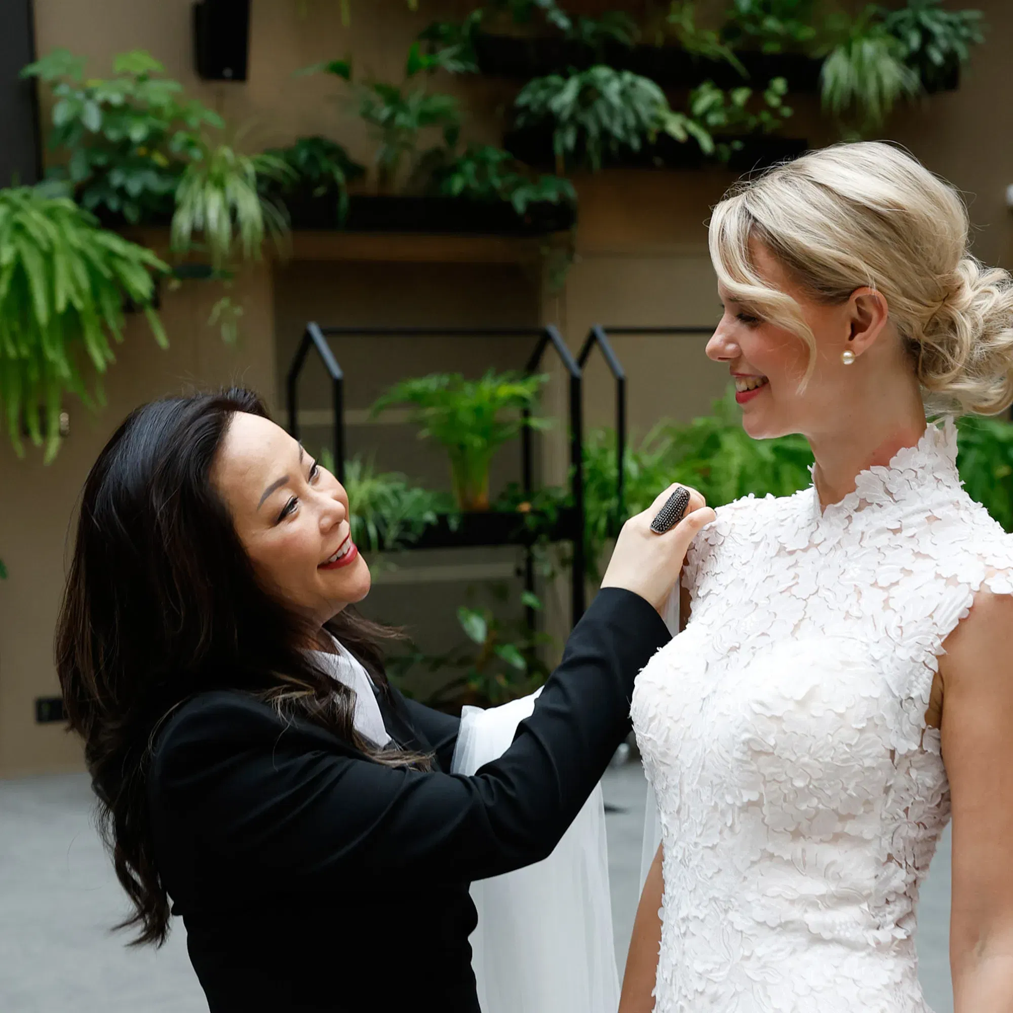 Sabrina Toy, Kreativdirektorin bei Modeca, optimiert das Design eines Brautkleides, um Perfektion zu gewährleisten. Sie spricht im Interview über die Inspiration hinter ihren Brautmoden-Kollektionen und ihre Vision von Female Empowerment für Bräute weltweit.