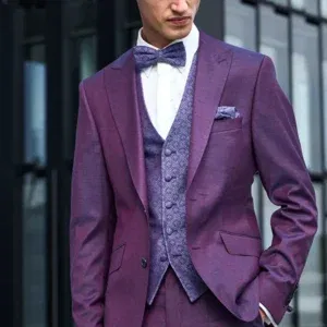 Eleganter Anzug in Electric Blue mit leuchtend roten Akzenten und harmonischer Schmuckweste. Der Look kombiniert Farbe und klassischen Stil für den Bräutigam.