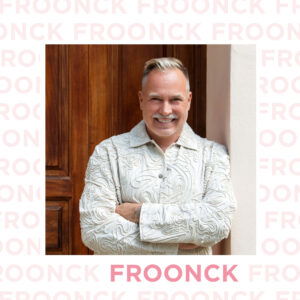 Frooncks Hochzeitskolumne Banner. Zu sehen ist Froonck in einem hellen Strickpullover.