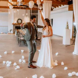 Tanzfläche zur Hochzeit individualisieren: So wird euer Empfang unvergesslich