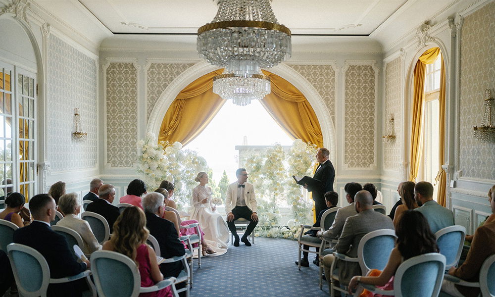 Intime Hochzeitszeremonie geleitet von Froonck, mit einem stilvoll dekorierten Raum und einem Brautpaar im Mittelpunkt. Die edle Einrichtung und die Gäste verleihen der Feier eine besondere Atmosphäre.