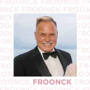 Porträt von Froonck im klassischen Smoking, umgeben von einem Hintergrund mit seinem Namen. Der Hochzeitsplaner strahlt Kompetenz und Erfahrung aus.