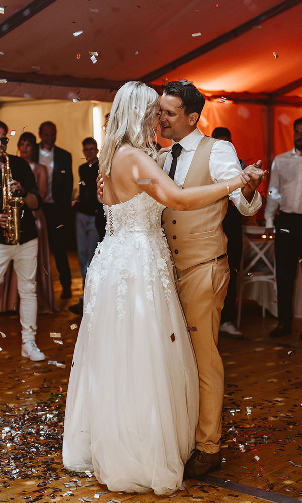 Romantischer Moment des Brautpaares beim ersten Tanz während der Hochzeitsfeier.