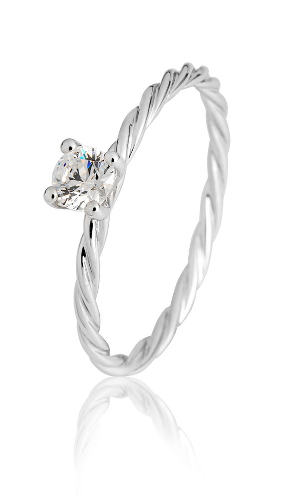 Ein stilvoller Verlobungsring mit filigranem, gedrehtem Ringband aus glänzendem Silber. Der runde Brillant in einer klassischen Krappenfassung setzt einen edlen Akzent und verstärkt den eleganten Look.