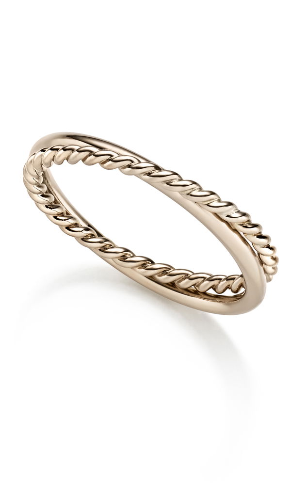 Ein filigraner, roségoldener Ring mit detailreicher Kordeloptik. Die ineinander verschlungenen Linien schaffen eine besondere Tiefe und verleihen dem Schmuckstück einen edlen, zeitlosen Charakter.