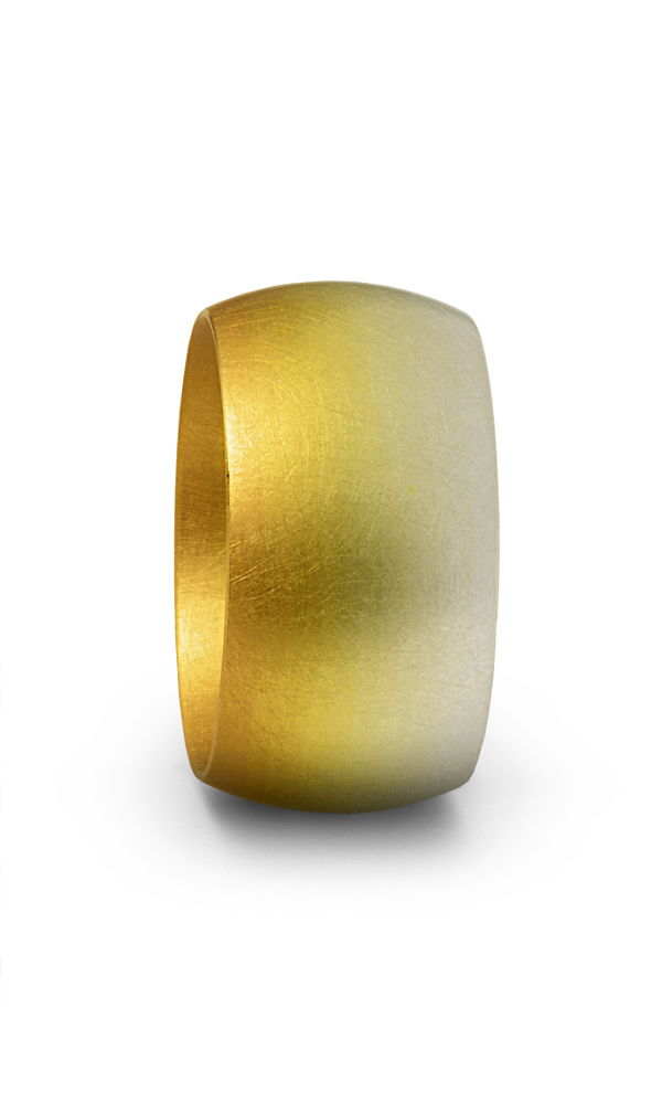 Ein massiver Ehering mit innovativem Farbverlauf, der von sattem Gelbgold in ein dezentes Weißgold übergeht. Die leicht strukturierte Oberfläche verleiht dem Design eine edle Optik.