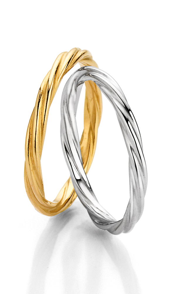 Ein stilvolles Ringpaar mit gedrehtem Kordel-Design in zwei unterschiedlichen Goldtönen. Der gelbgoldene und der weißgoldene Ring ergänzen sich harmonisch und stehen für eine moderne Interpretation klassischer Trauringe.
